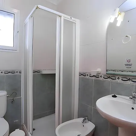 Con Piscina Privada Y Barbacoa Solo Familias Holiday home *